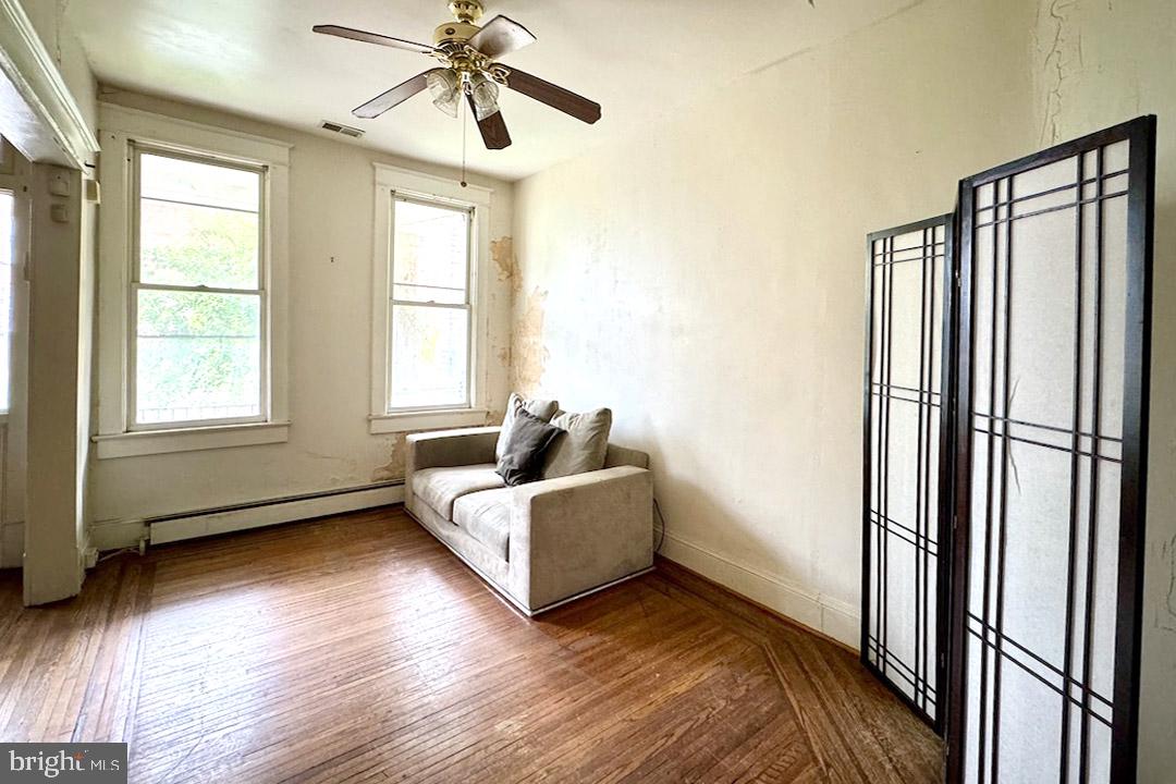 220 V St NE