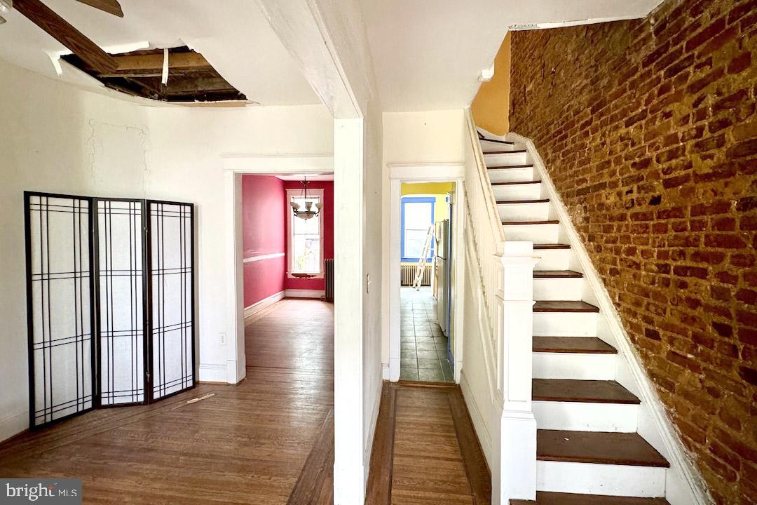 220 V St NE