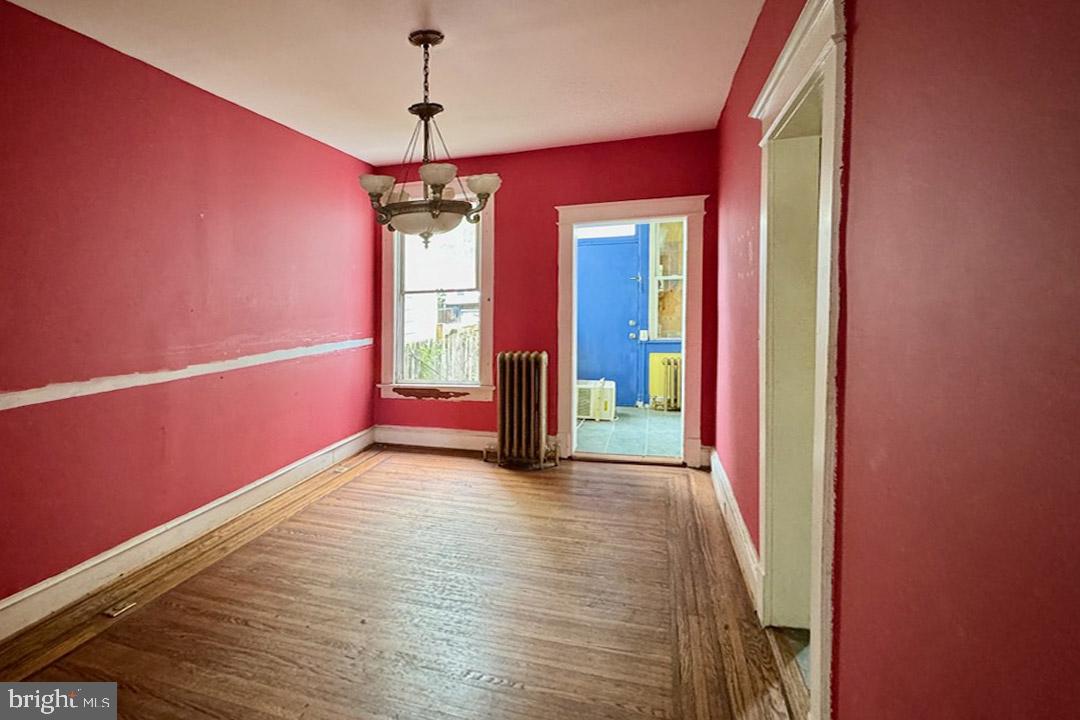 220 V St NE