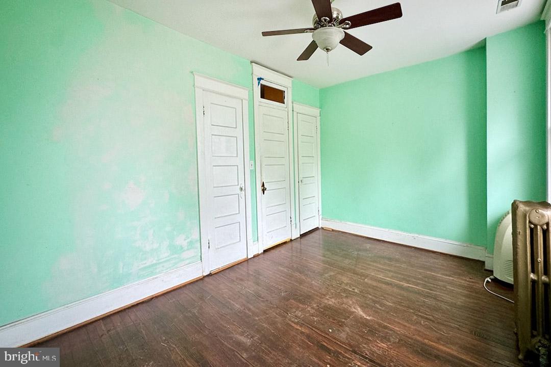 220 V St NE