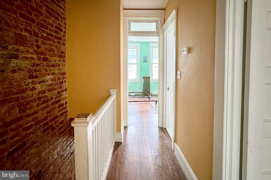 220 V St NE