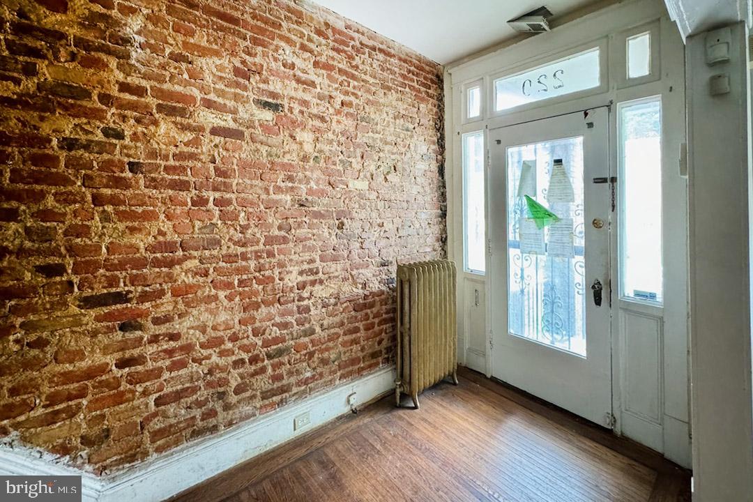220 V St NE