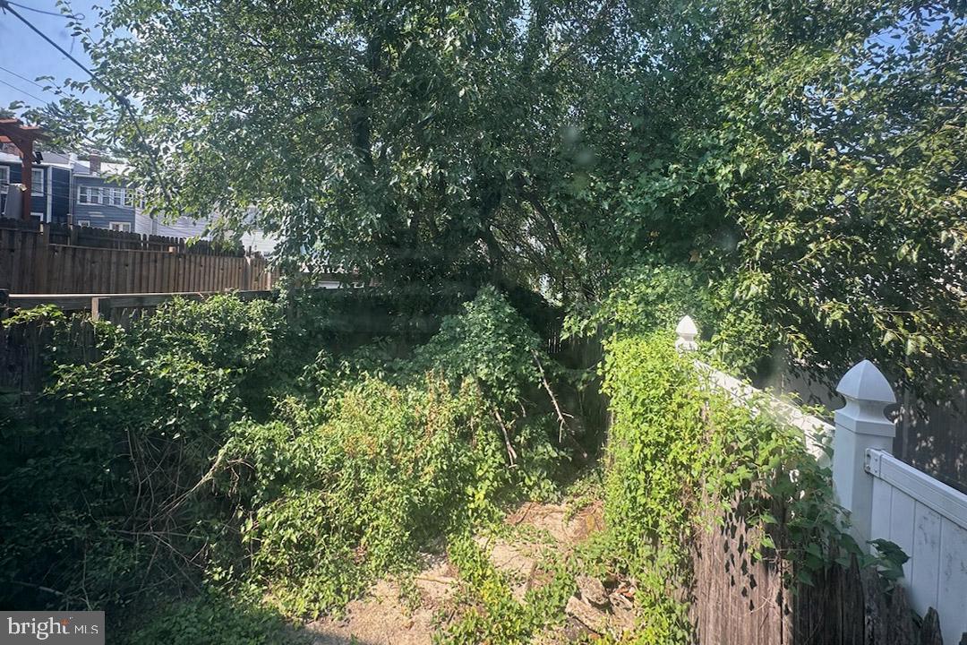 220 V St NE