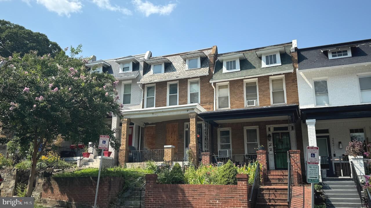 220 V St NE