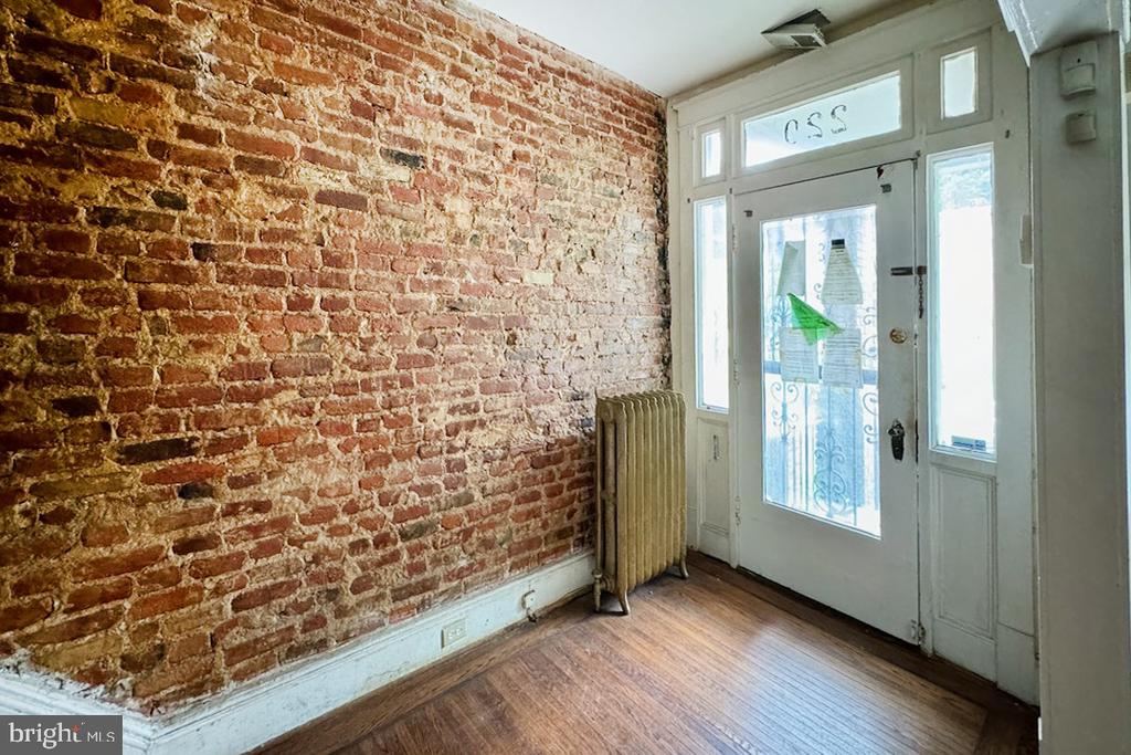 220 V St NE