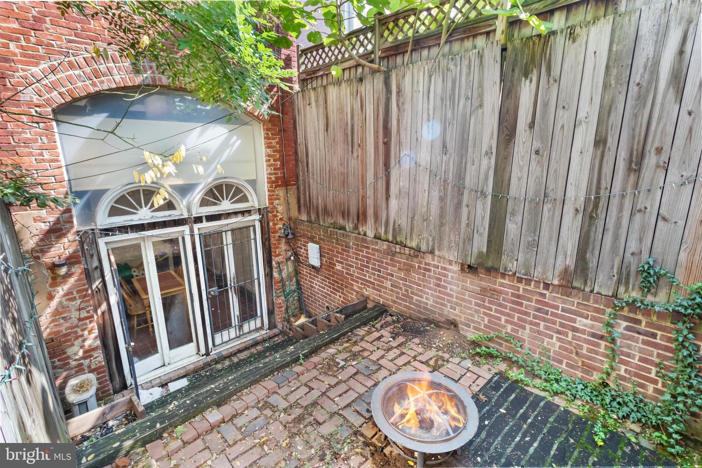 207 F St NE