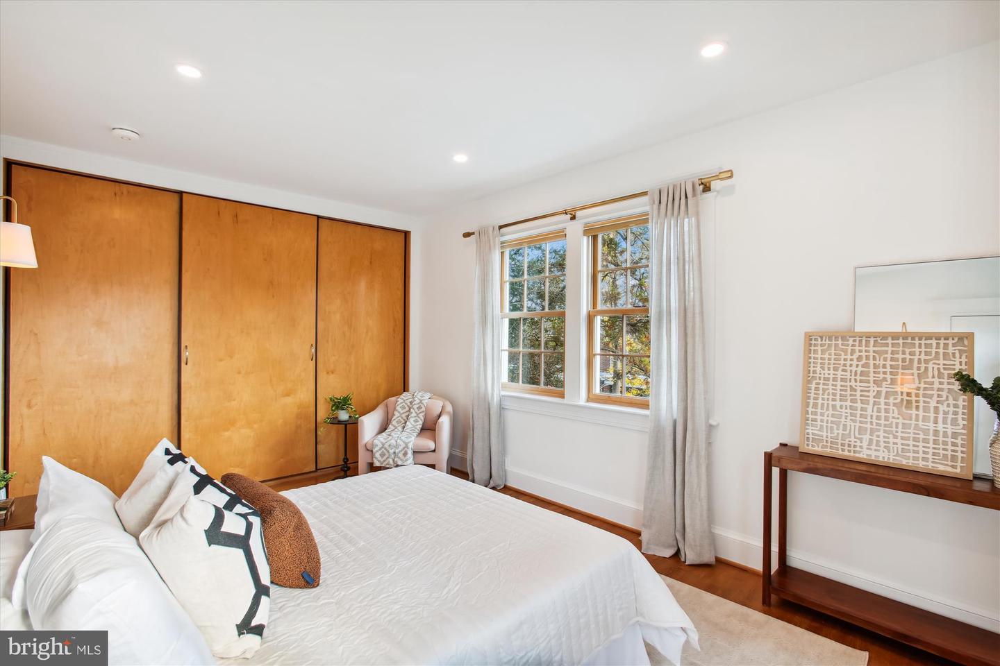 2210 39th Pl NW