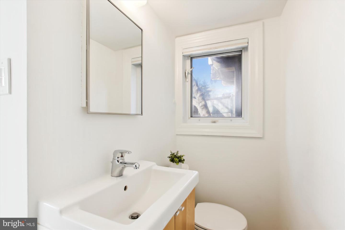 2210 39th Pl NW
