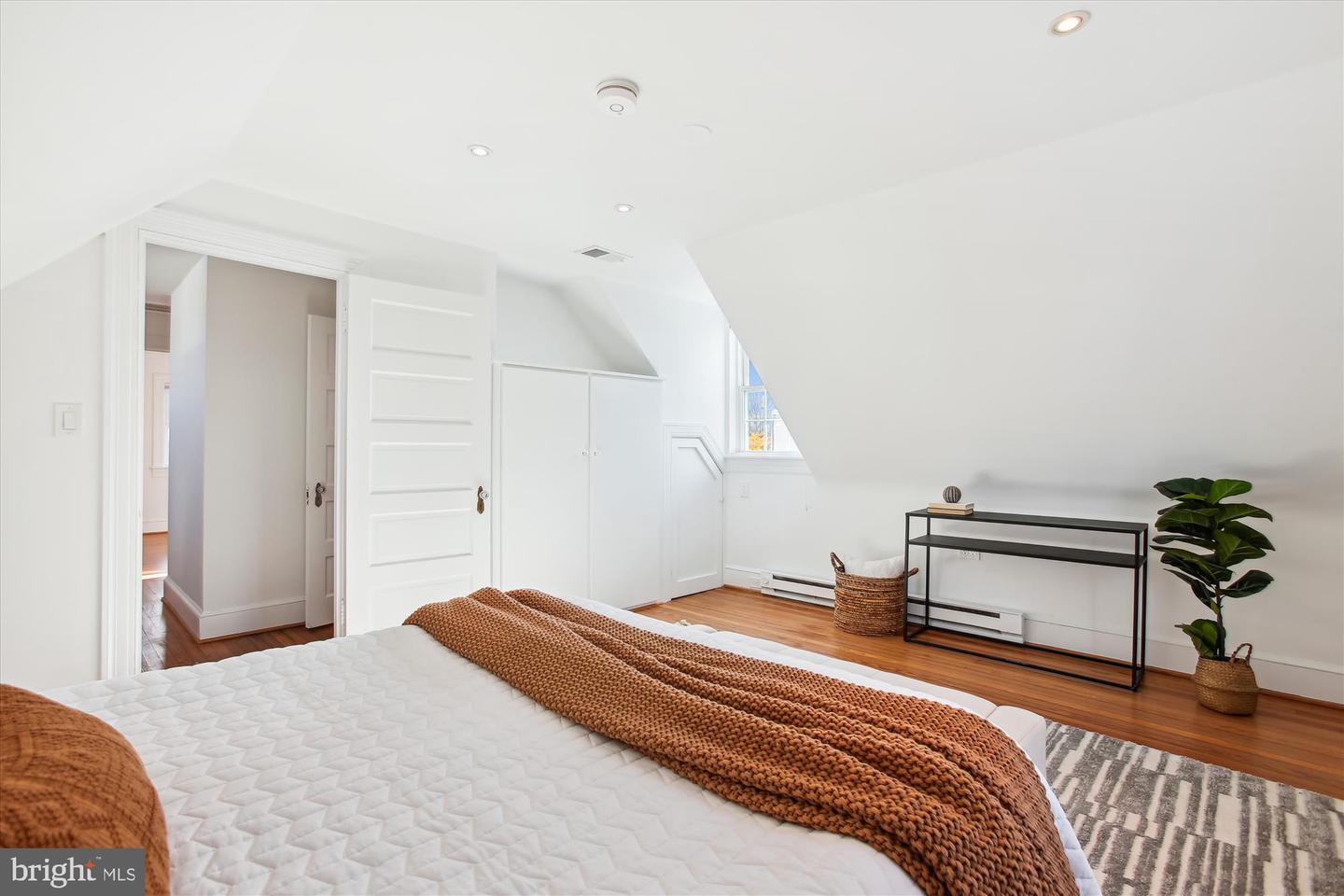 2210 39th Pl NW