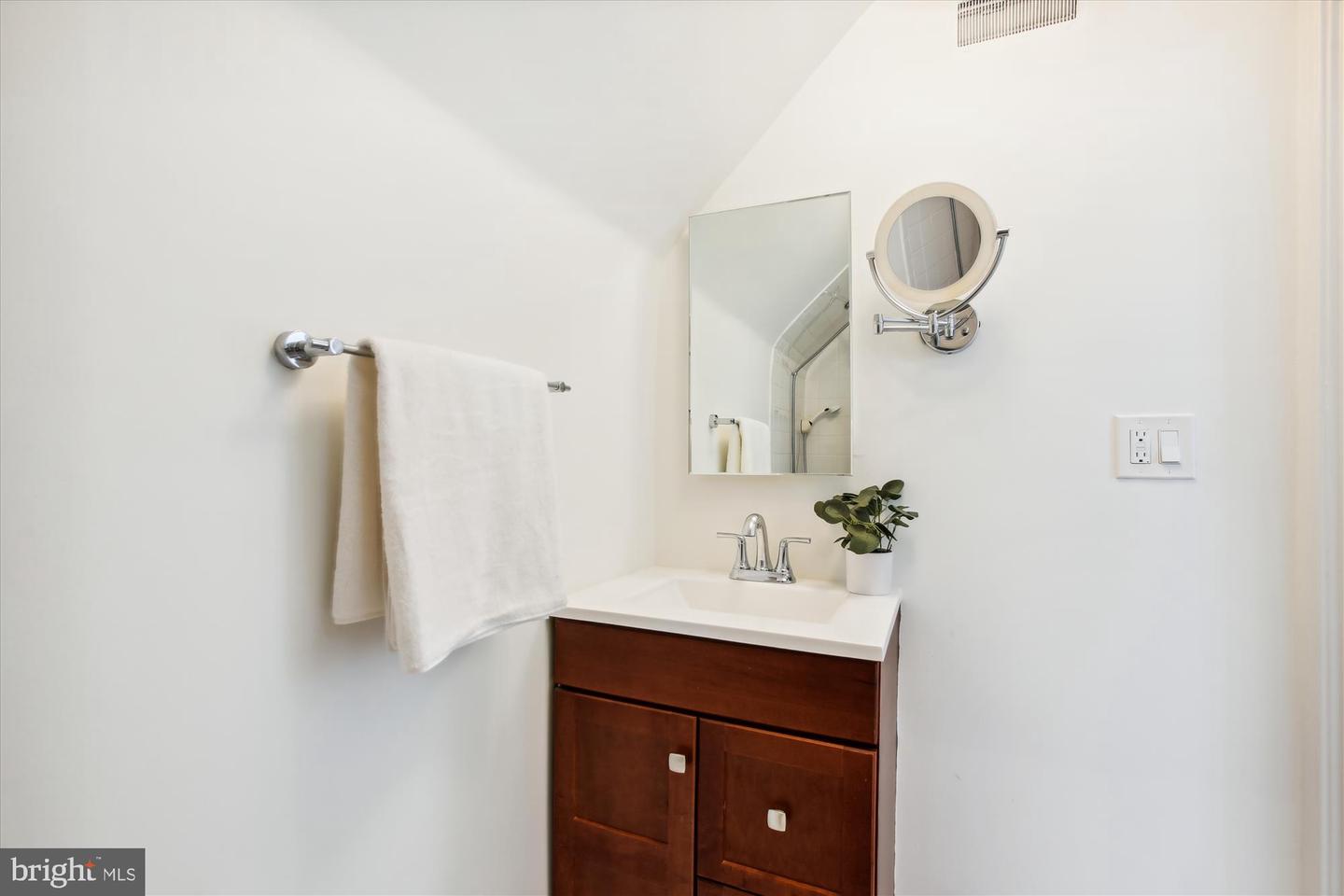 2210 39th Pl NW