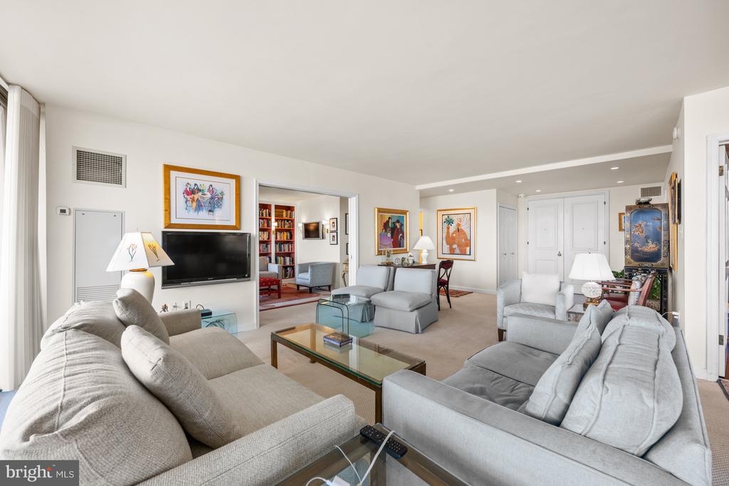 4200 Massachusetts Ave NW #813