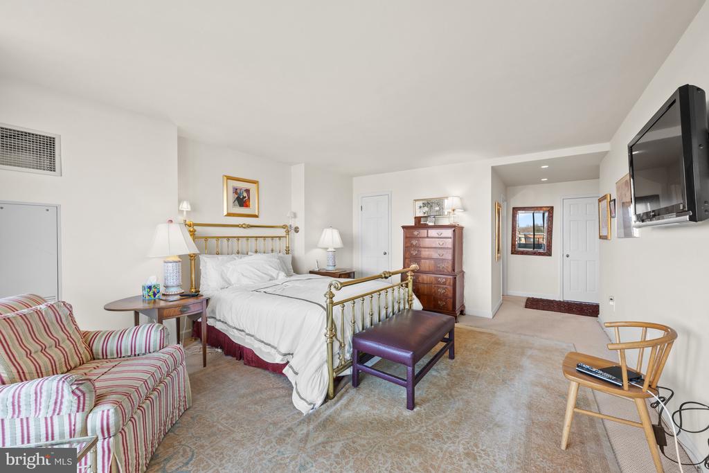 4200 Massachusetts Ave NW #813