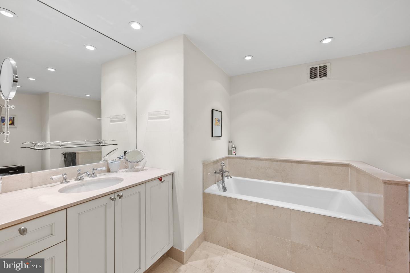 4200 Massachusetts Ave NW #813