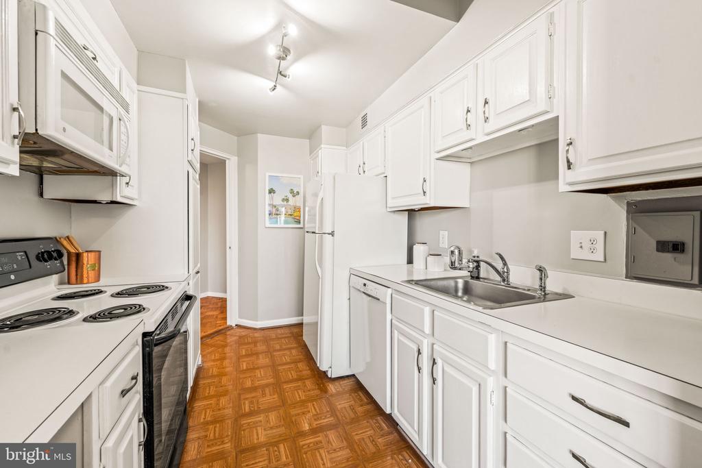 4740 CONNECTICUT AVENUE NW Unit: 1002