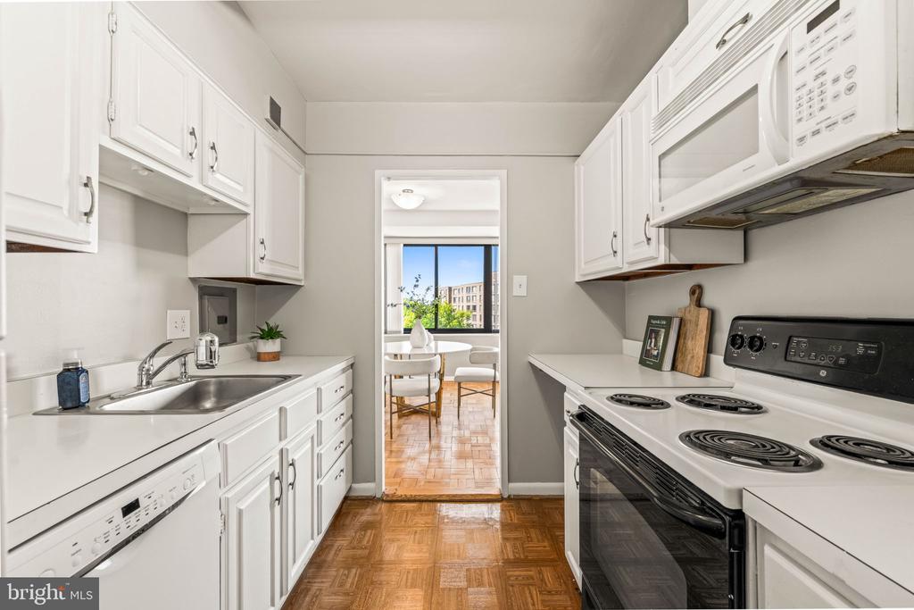 4740 CONNECTICUT AVENUE NW Unit: 1002