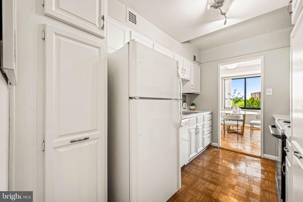 4740 CONNECTICUT AVENUE NW Unit: 1002
