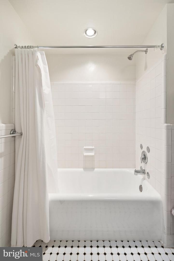 3901 Connecticut Ave NW #406
