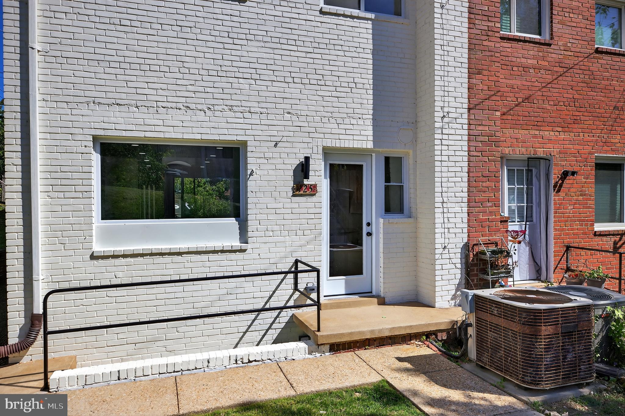 125 URELL PLACE NE