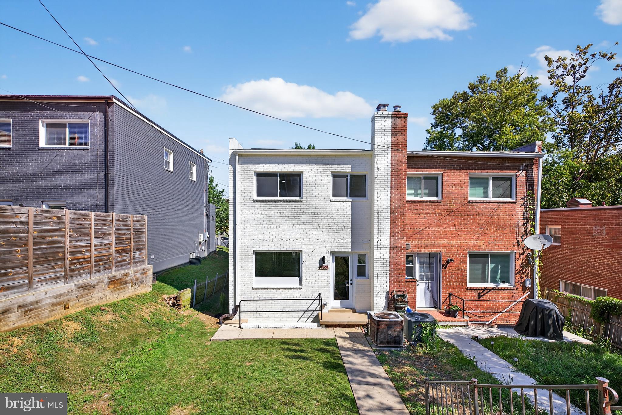 125 URELL PLACE NE
