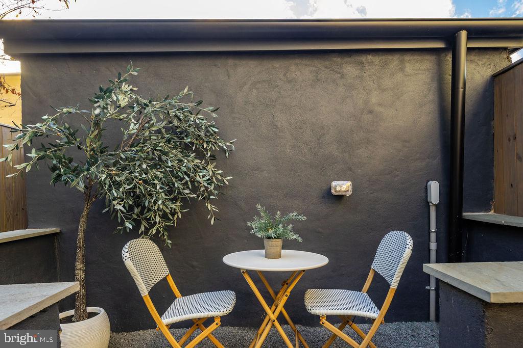 2460 ONTARIO ROAD NW