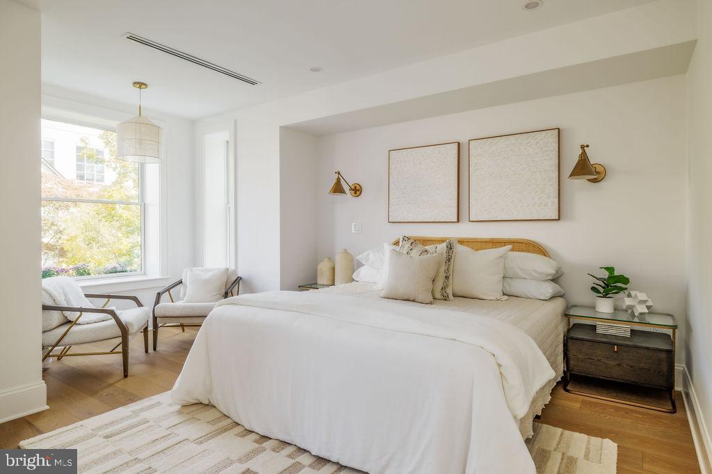 2460 ONTARIO ROAD NW