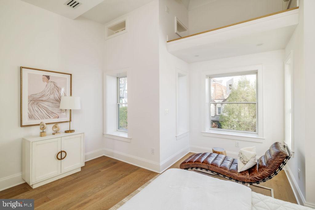 2460 ONTARIO ROAD NW