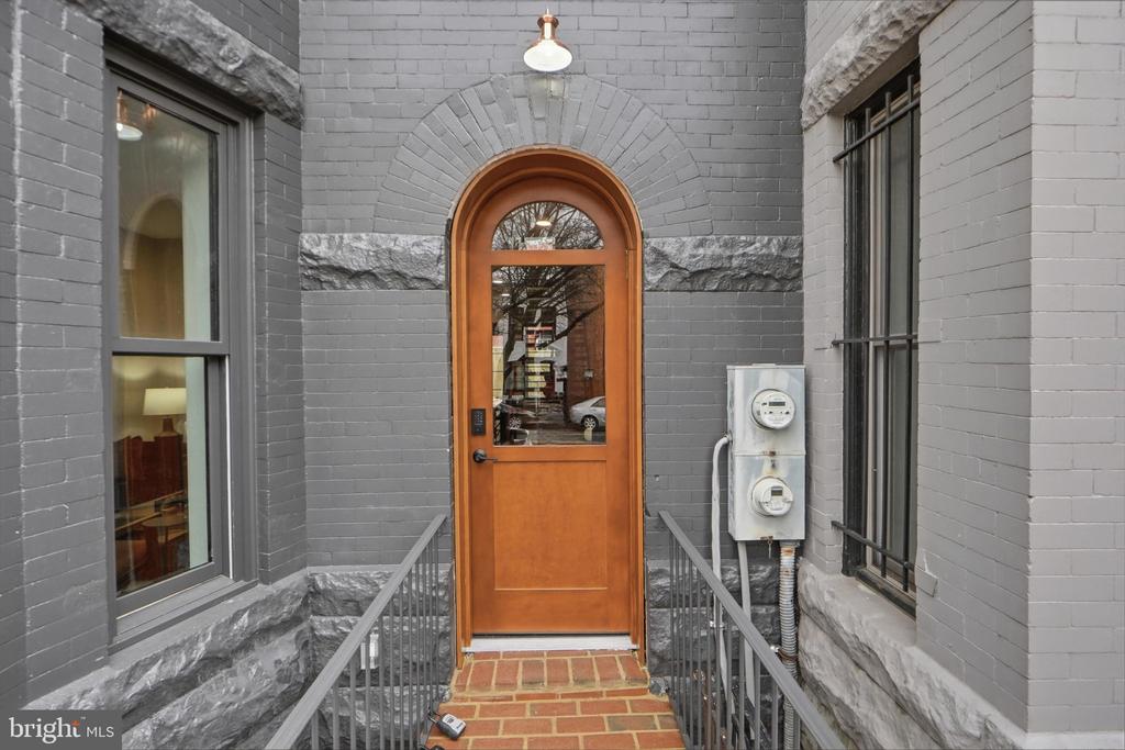 207 F STREET NE