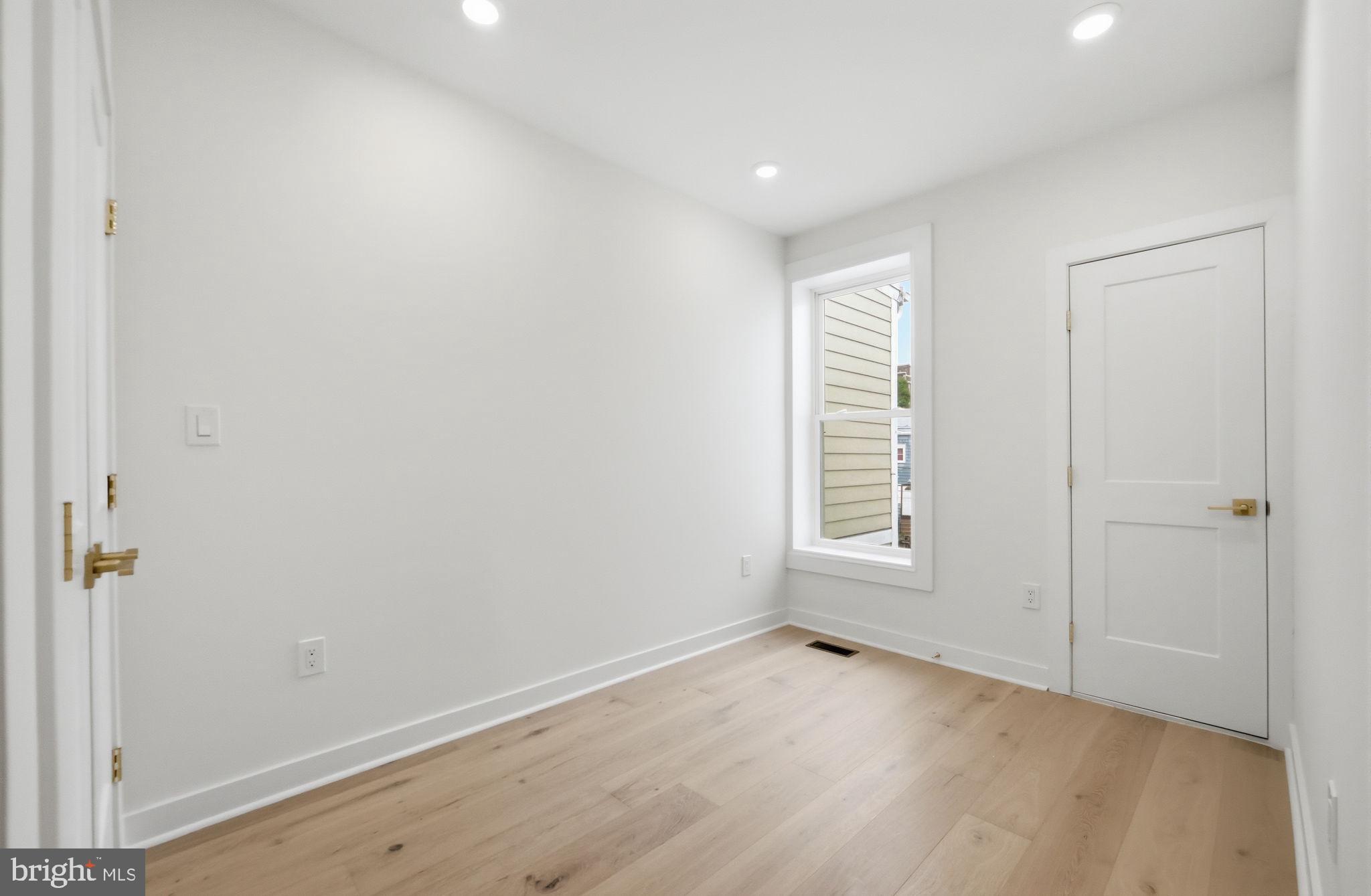 220 V STREET NE
