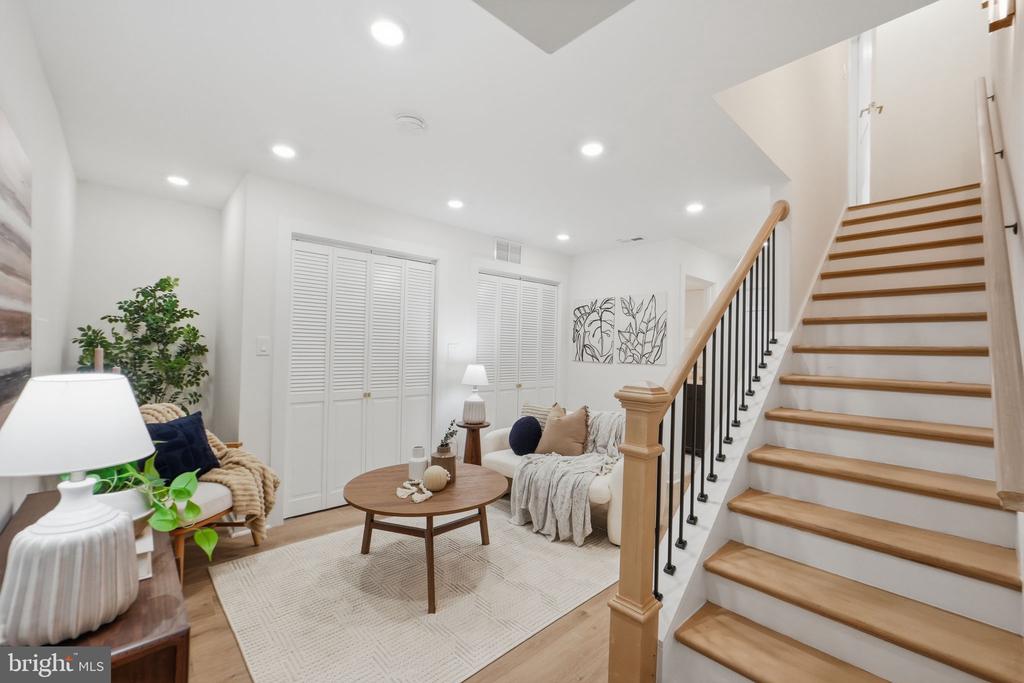 220 V STREET NE