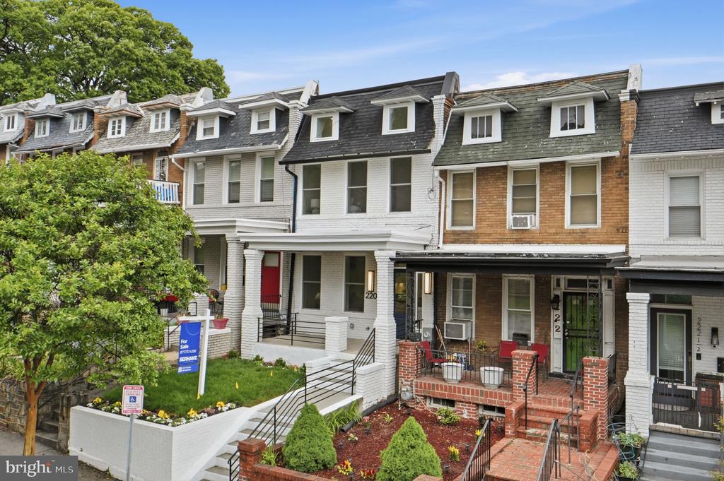 220 V STREET NE