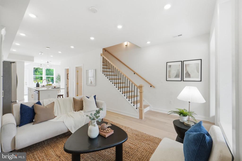 220 V STREET NE
