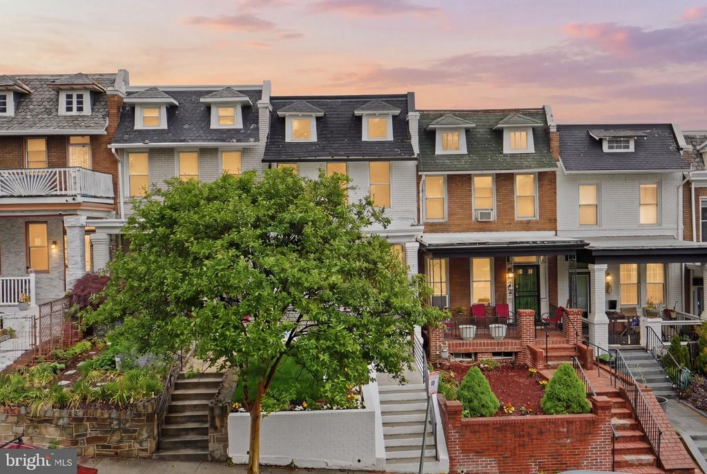 220 V STREET NE