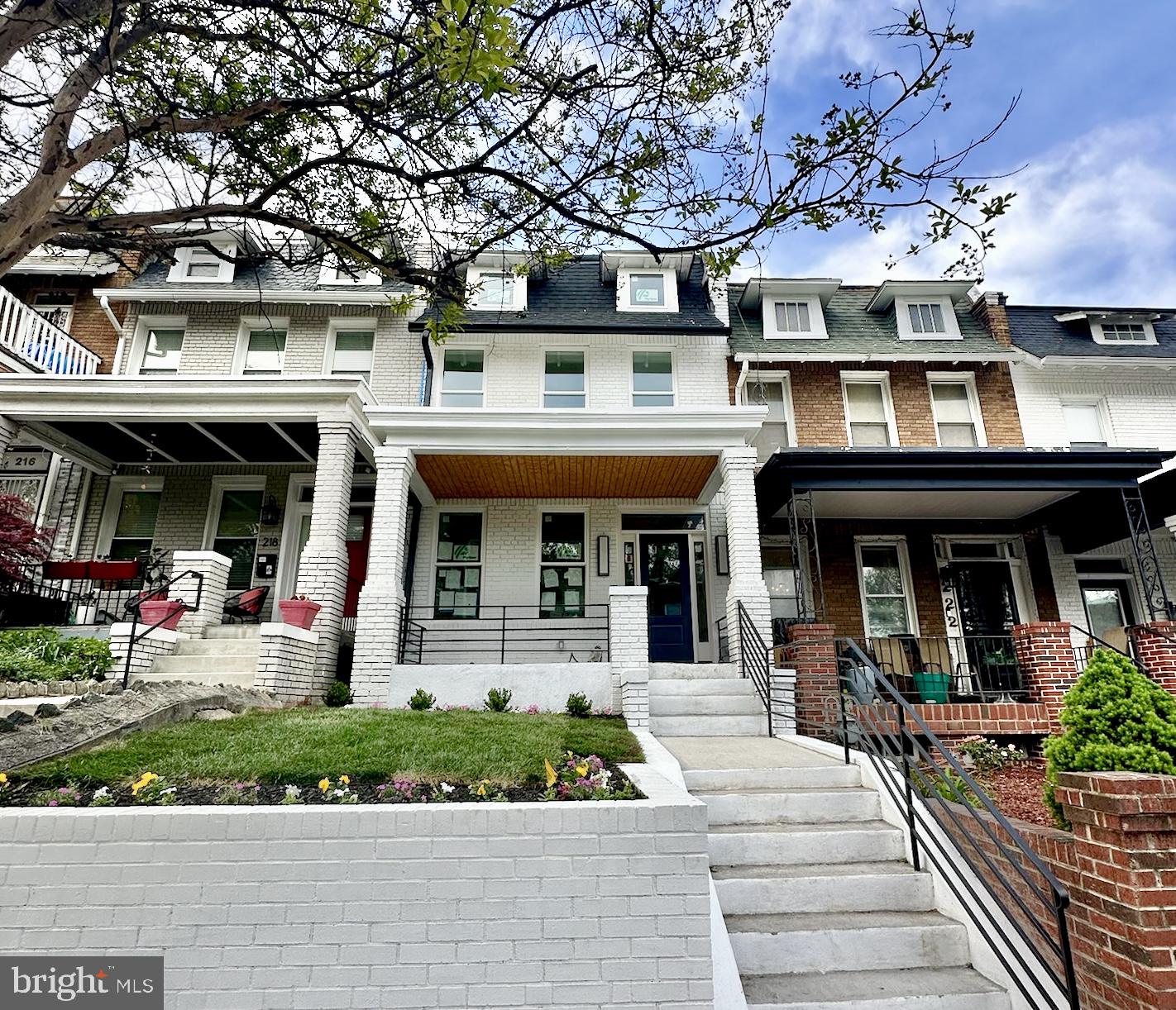 220 V STREET NE