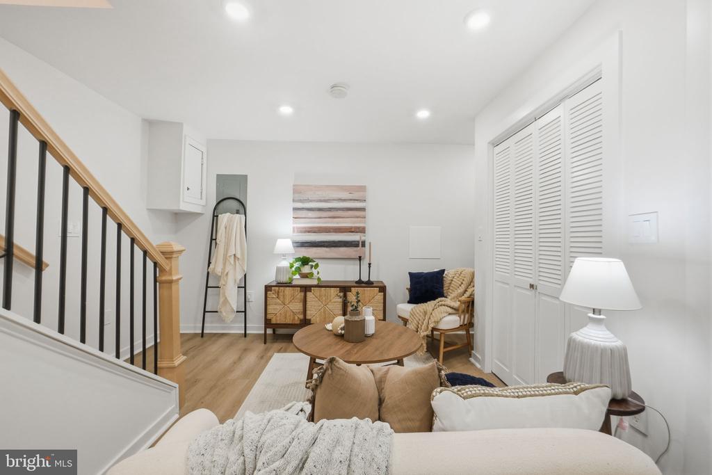 220 V STREET NE