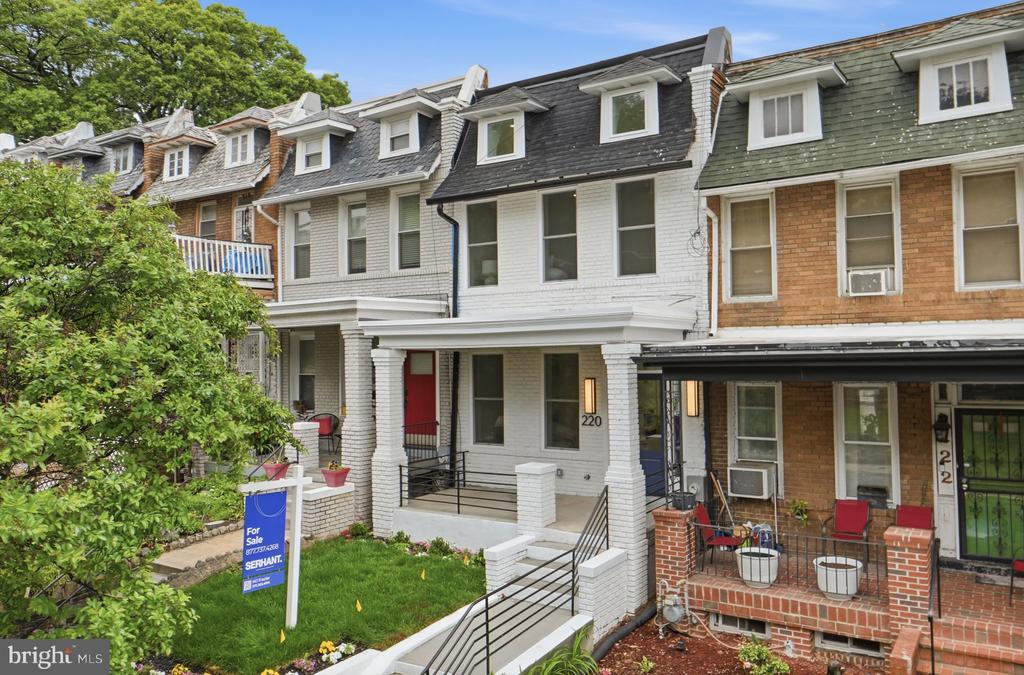220 V STREET NE