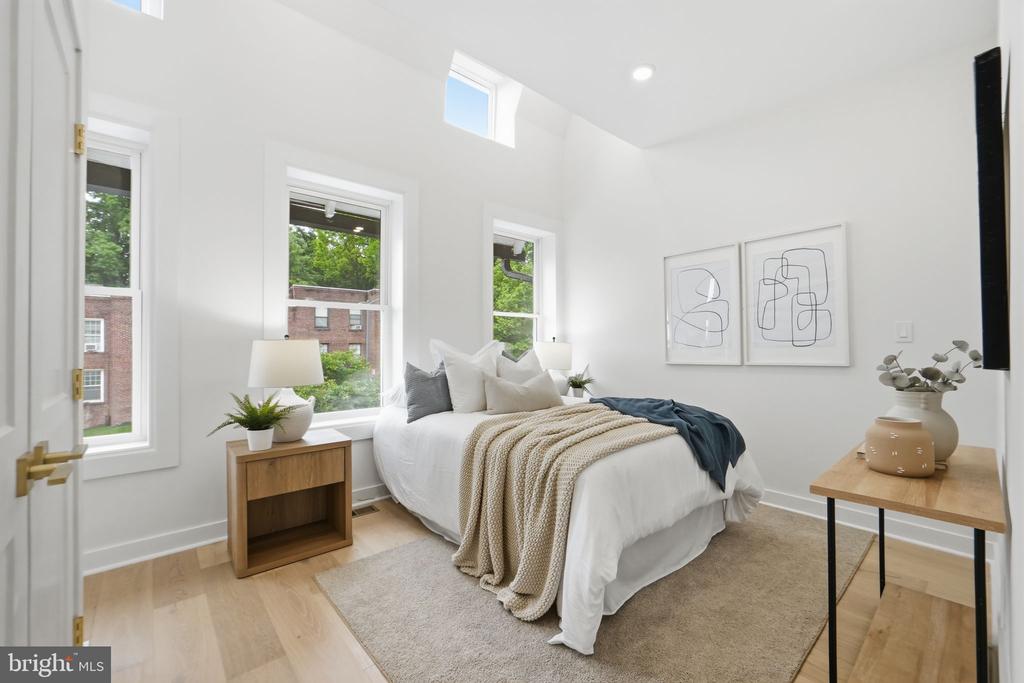220 V STREET NE