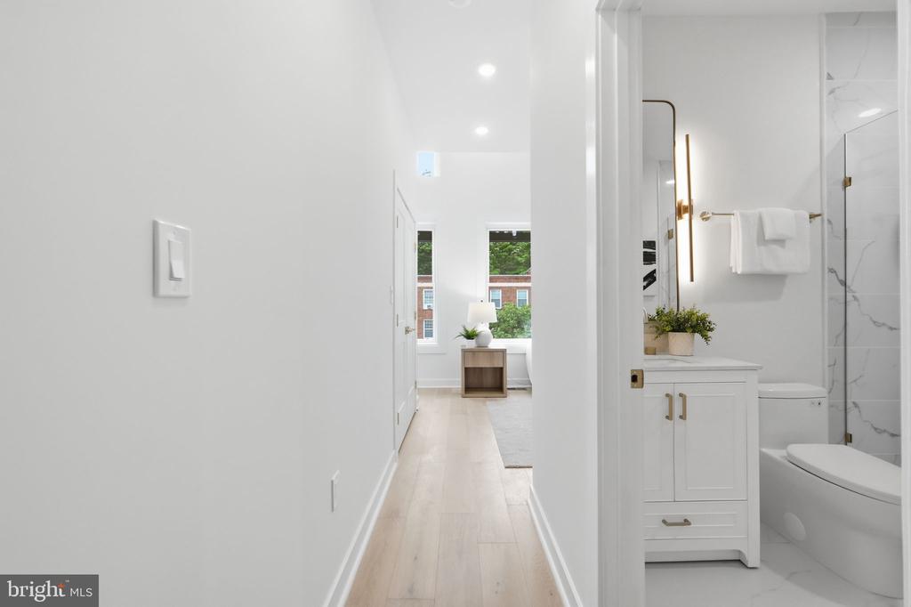 220 V STREET NE