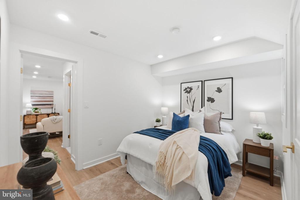 220 V STREET NE