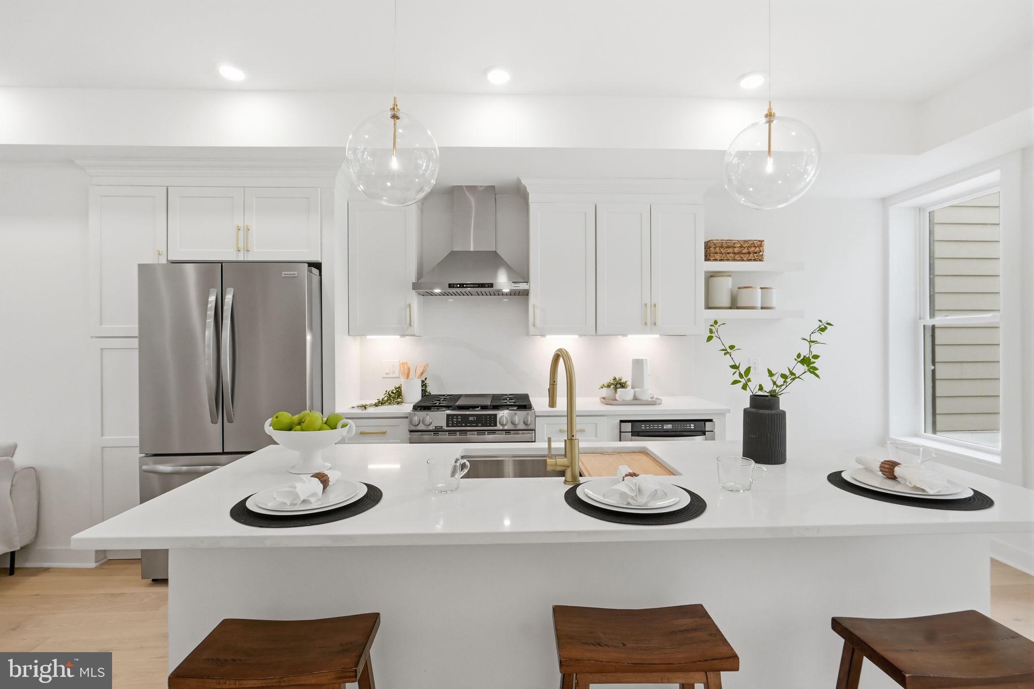 220 V STREET NE