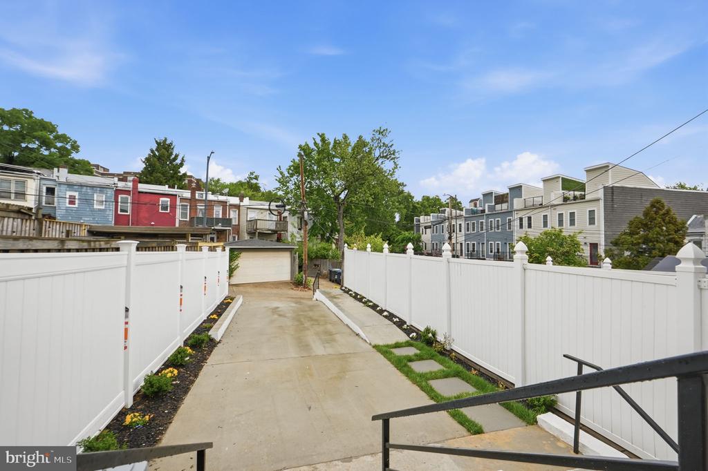 220 V STREET NE