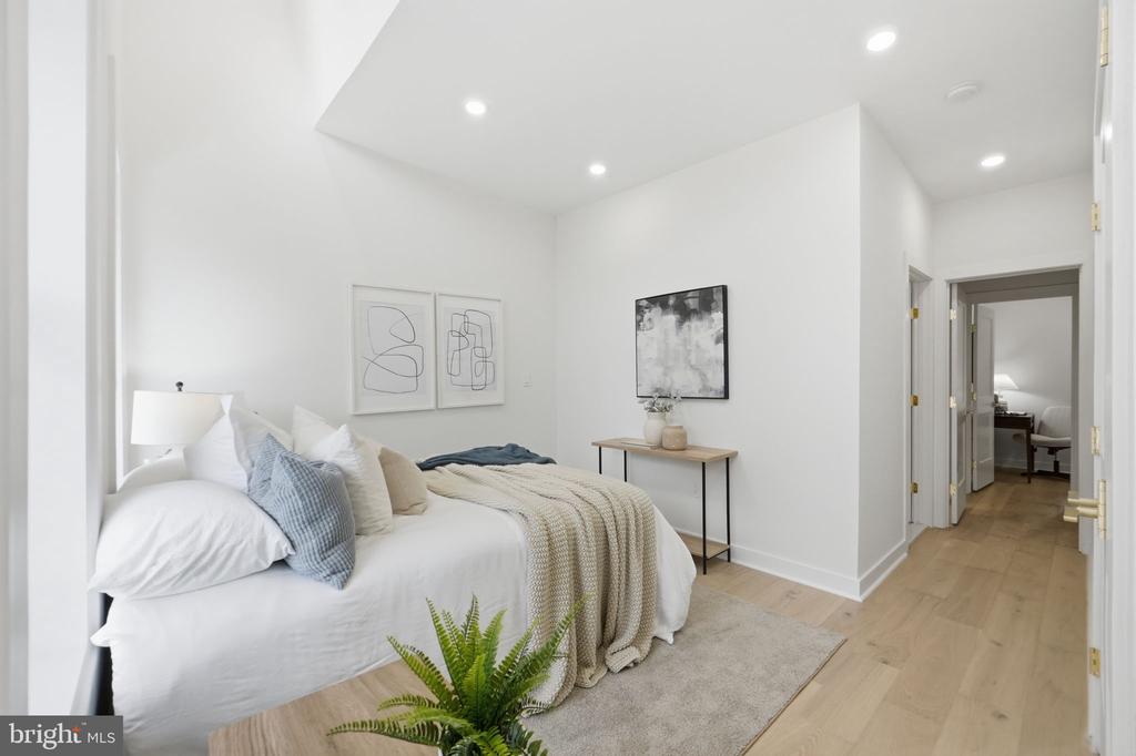 220 V STREET NE