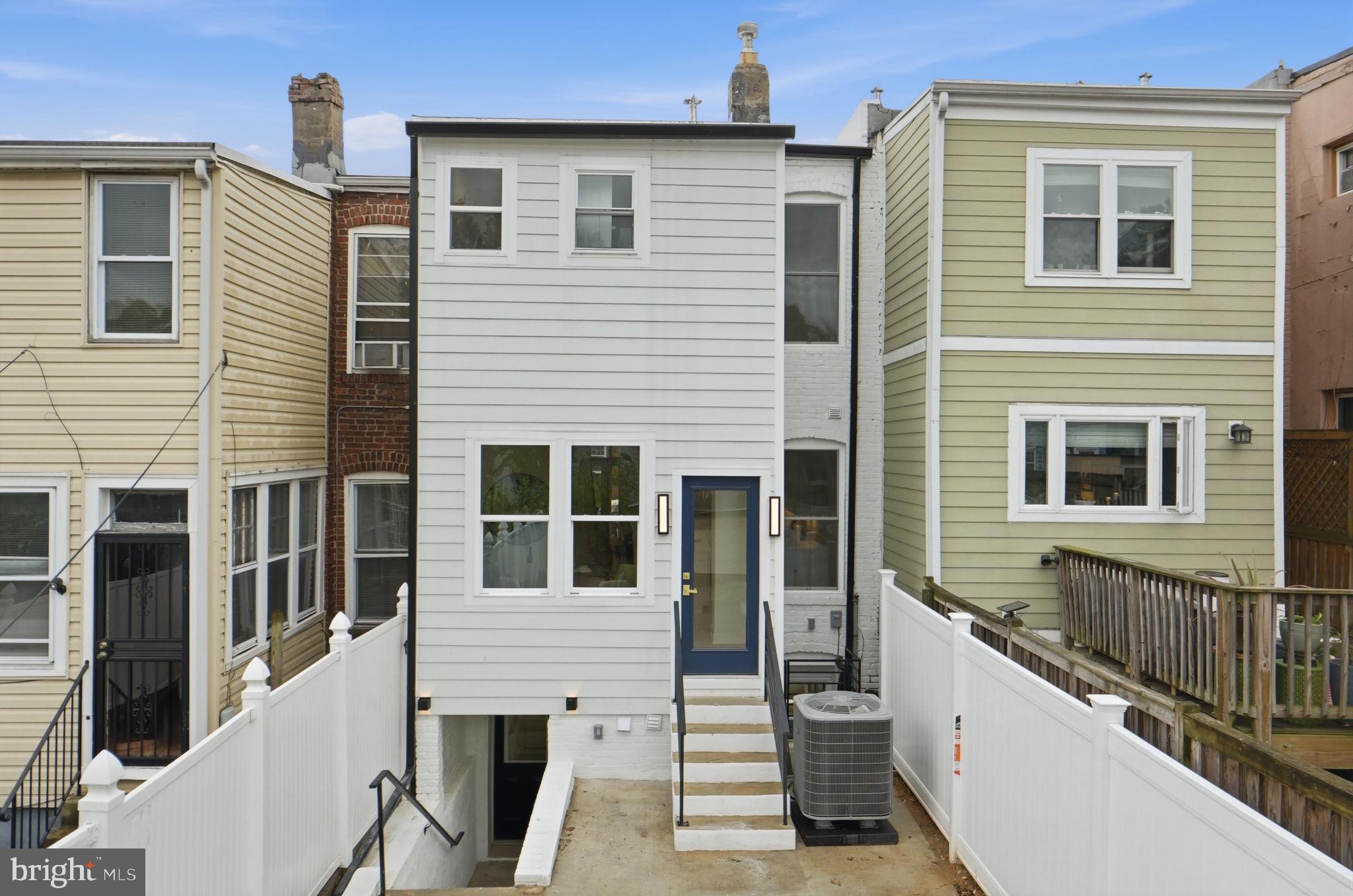 220 V STREET NE