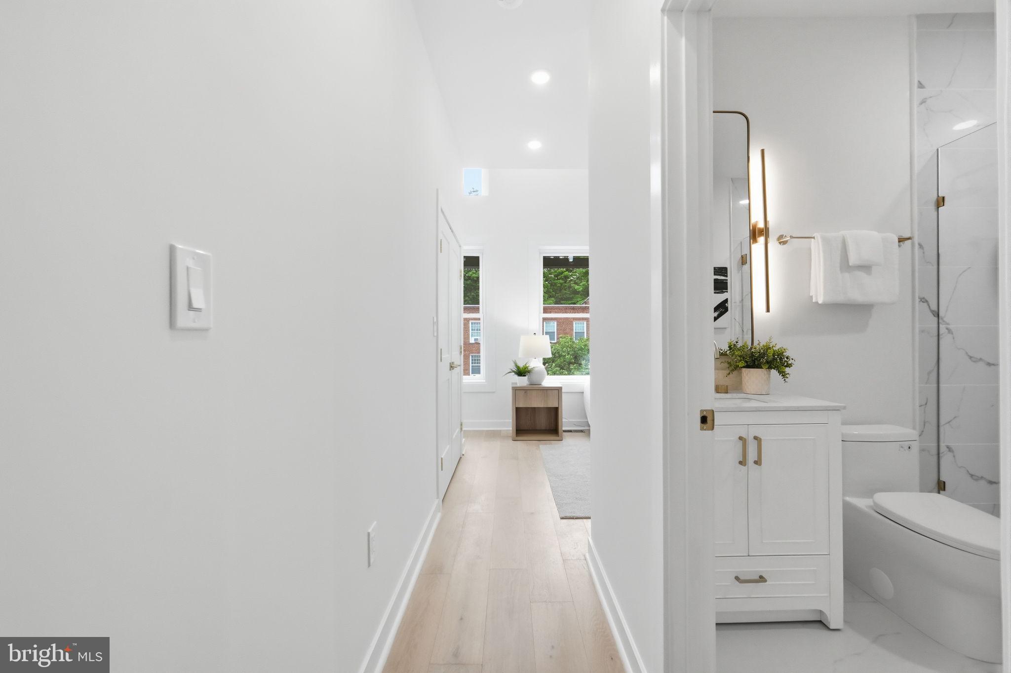 220 V STREET NE