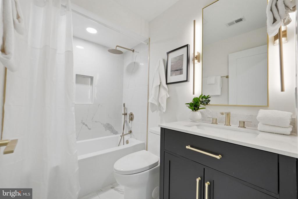 220 V STREET NE