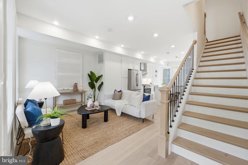 220 V STREET NE