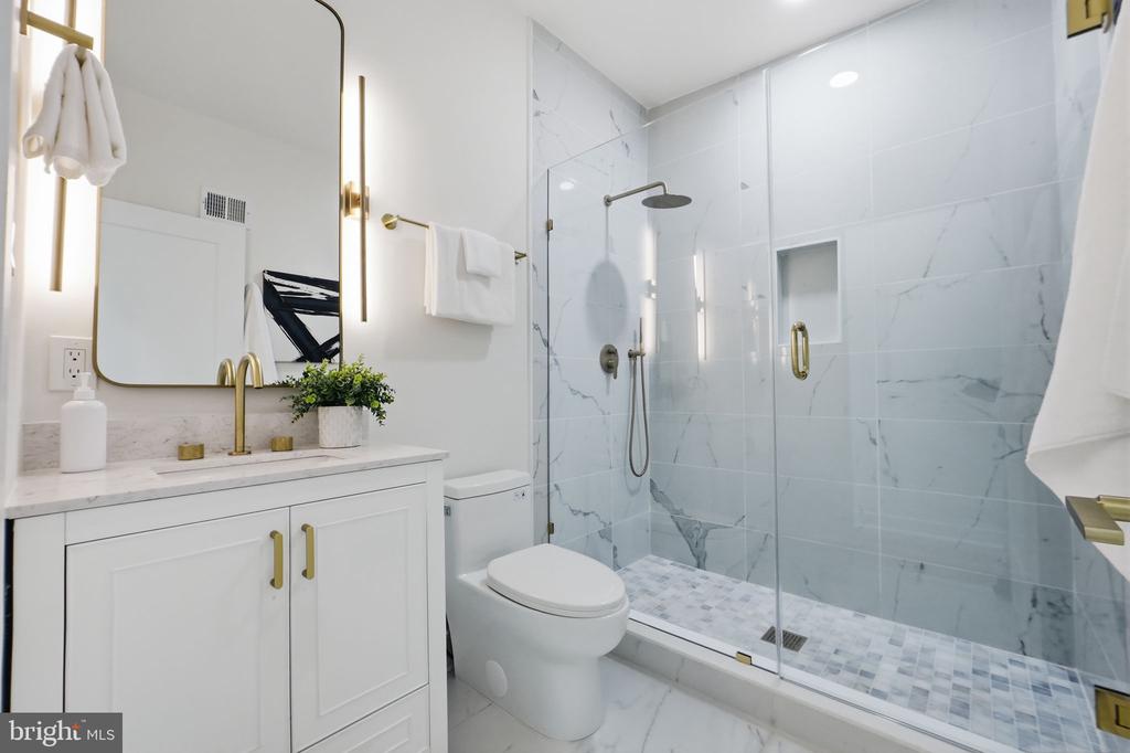 220 V STREET NE