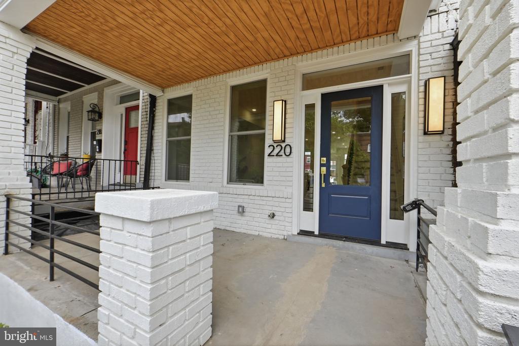 220 V STREET NE