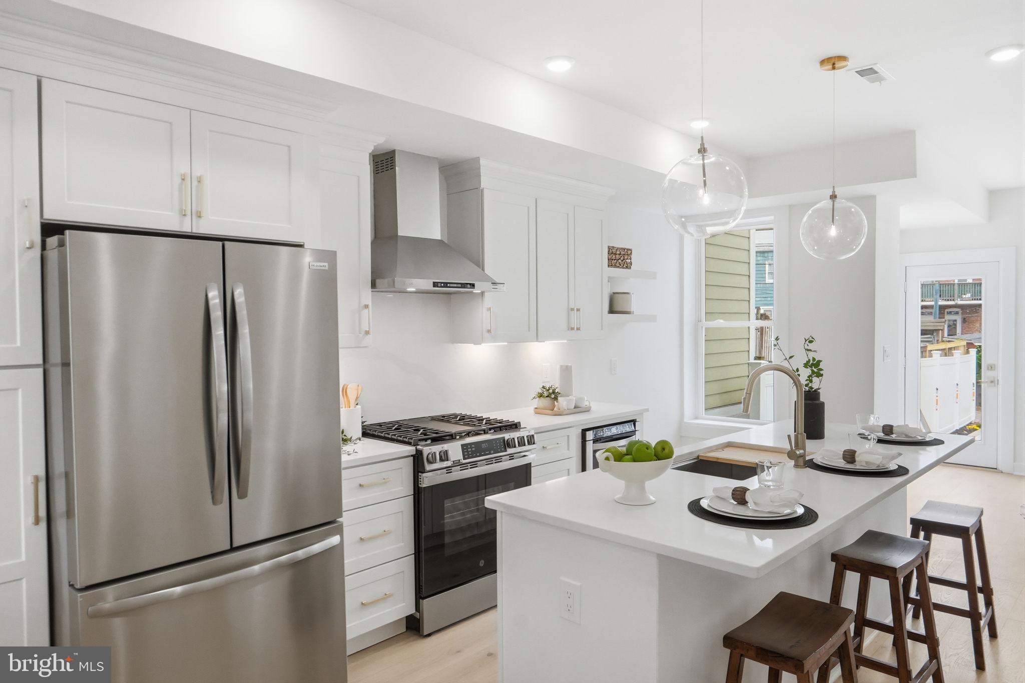 220 V STREET NE