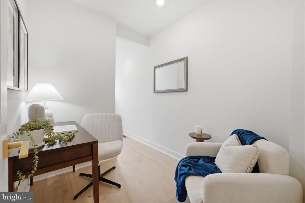 220 V STREET NE