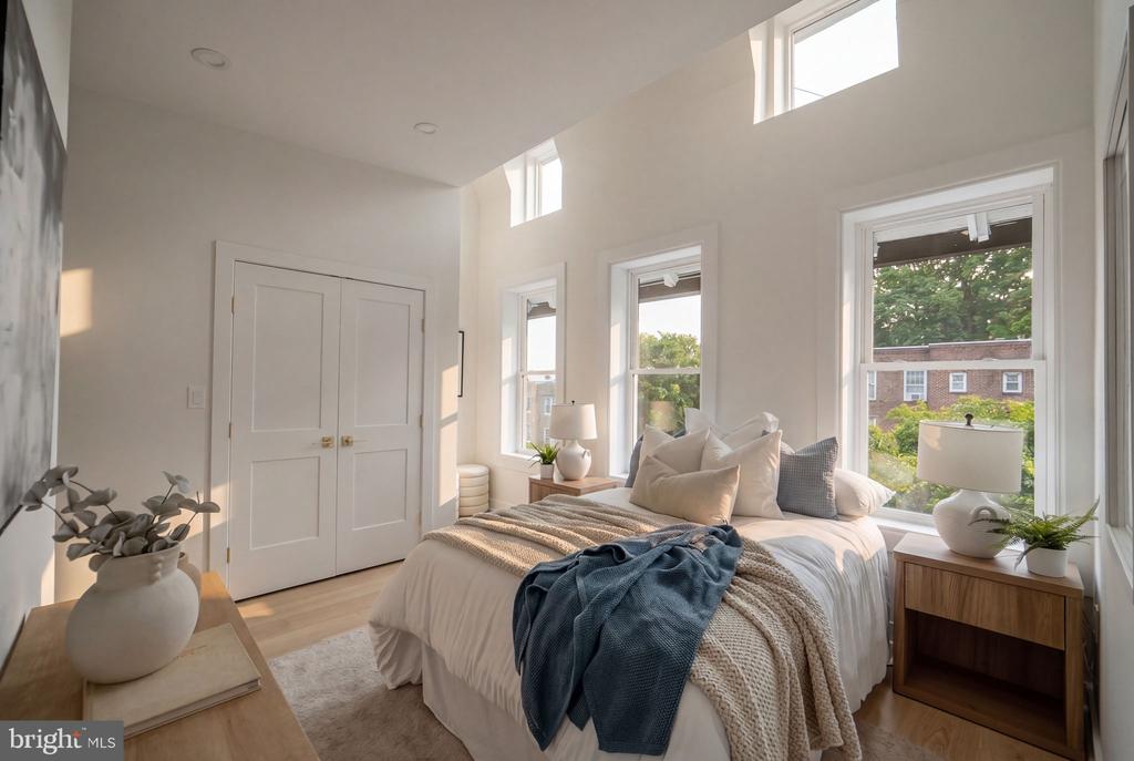 220 V STREET NE